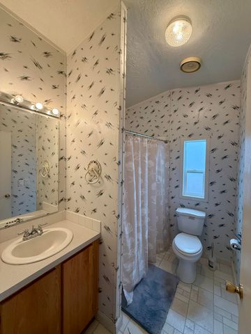 208 SE 9th Street, Madras, OR 97741