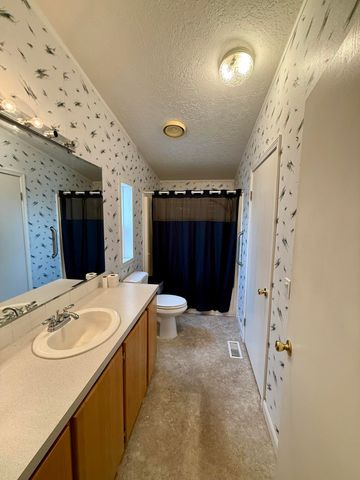 208 SE 9th Street, Madras, OR 97741