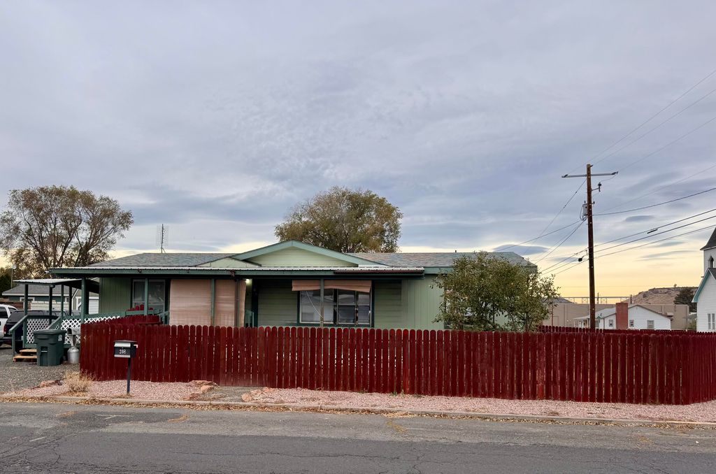 208 SE 9th Street, Madras, OR 97741