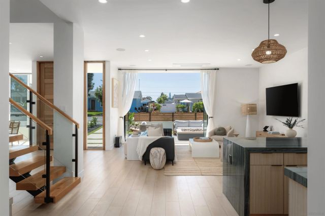 5140 Los Robles Dr, Carlsbad, CA 92008