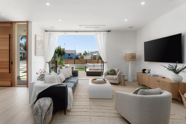 5140 Los Robles Dr, Carlsbad, CA 92008