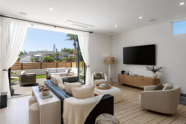 5140 Los Robles Dr, Carlsbad, CA 92008