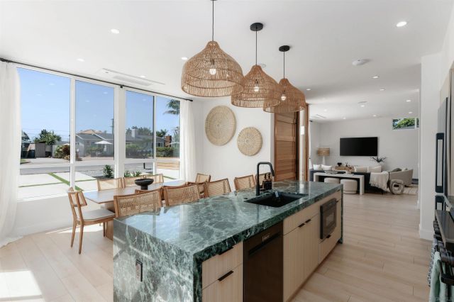 5140 Los Robles Dr, Carlsbad, CA 92008