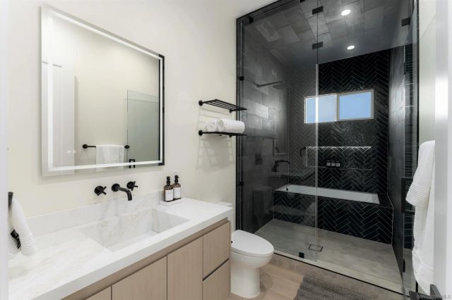 5140 Los Robles Dr, Carlsbad, CA 92008