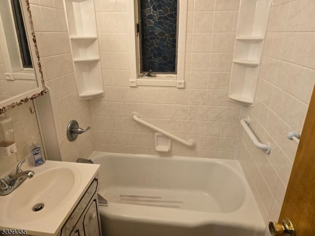 131 Palsa Ave, Elmwood Park Boro, NJ 07407