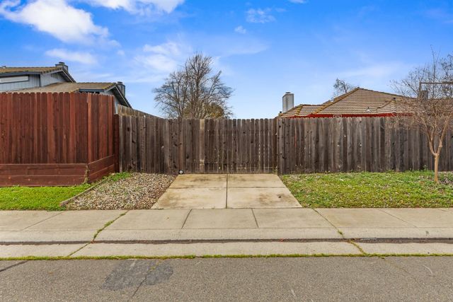 194 W Elm Ave, Galt, CA 95632