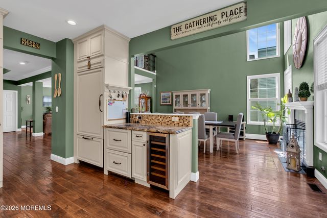114 E Parsonage Way, Manalapan, NJ 07726