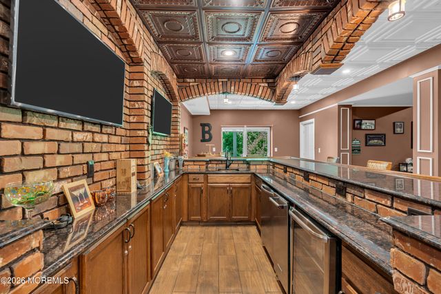 114 E Parsonage Way, Manalapan, NJ 07726