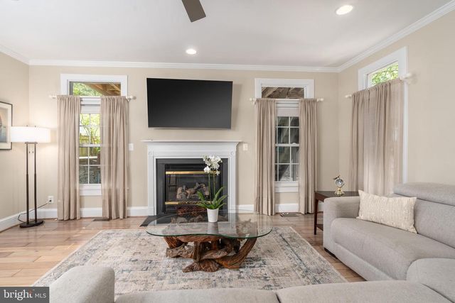 1900 N NELSON ST, Arlington, VA 22207