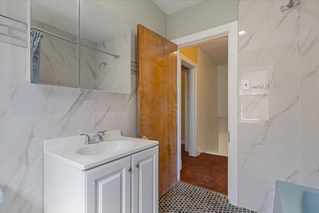 6515 N MAPLEWOOD Avenue, Chicago, IL 60645