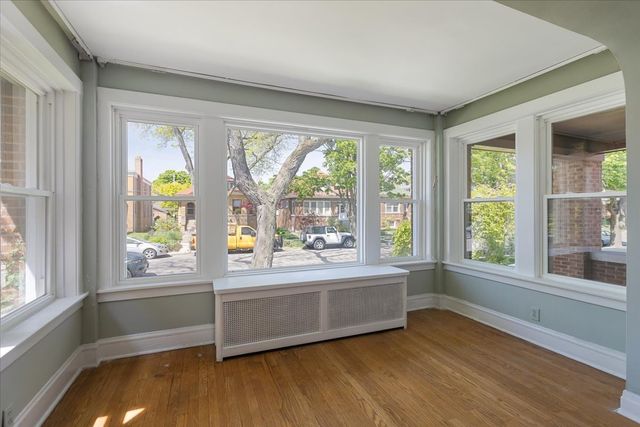 6515 N MAPLEWOOD Avenue, Chicago, IL 60645