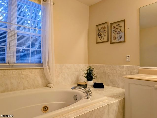 18 Scarlet Oak Dr, Montgomery Twp., NJ 08540