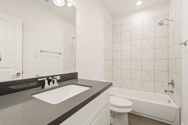 1723 W 14th Street B, Houston, TX 77008