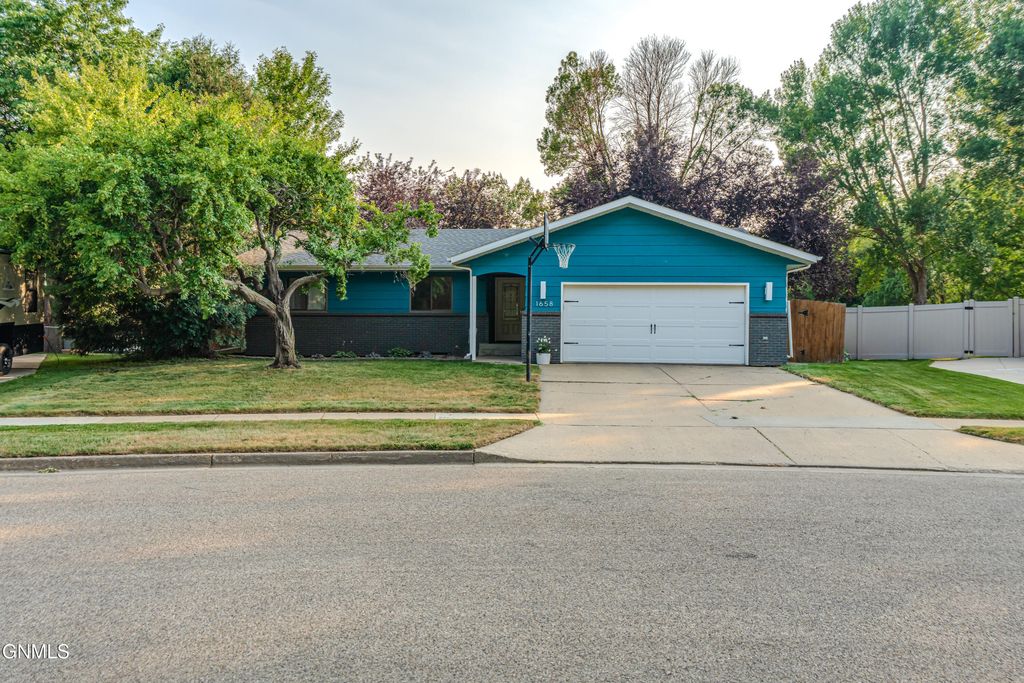 1658 Portland Drive, Bismarck, ND 58504 photo 2