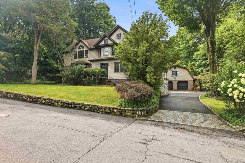 41 CREST RD, Hillsdale, NJ 07642