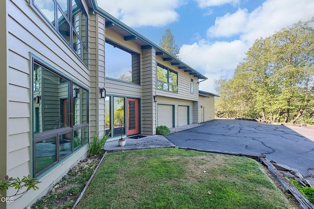 500 NW Woodson Drive, Grants Pass, OR 97526