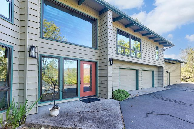 500 NW Woodson Drive, Grants Pass, OR 97526