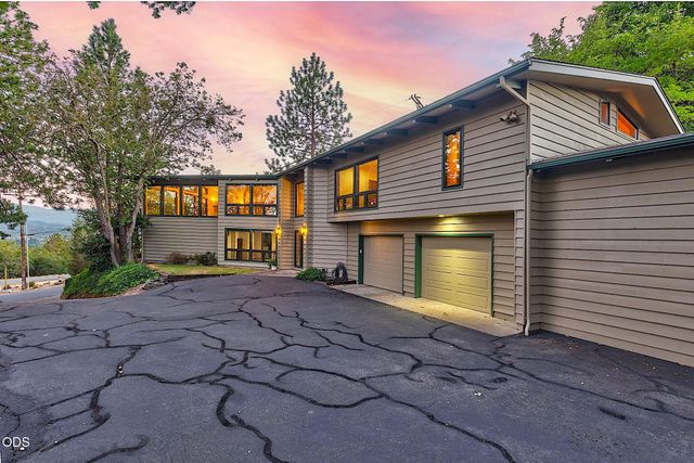 500 NW Woodson Drive, Grants Pass, OR 97526