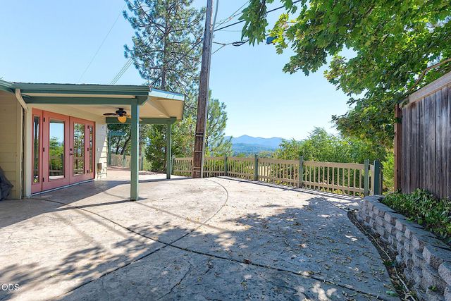 500 NW Woodson Drive, Grants Pass, OR 97526