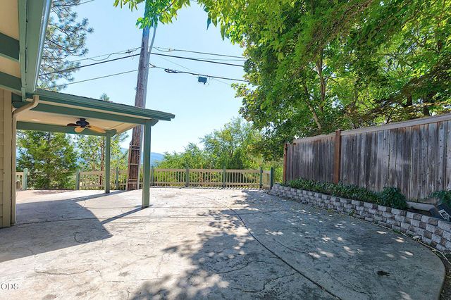 500 NW Woodson Drive, Grants Pass, OR 97526