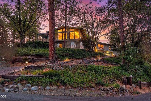500 NW Woodson Drive, Grants Pass, OR 97526