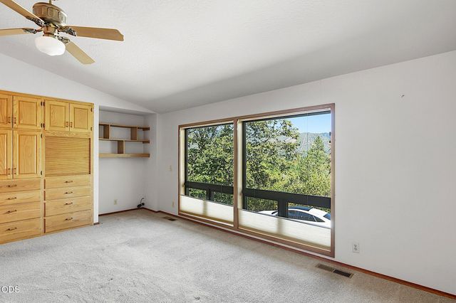 500 NW Woodson Drive, Grants Pass, OR 97526