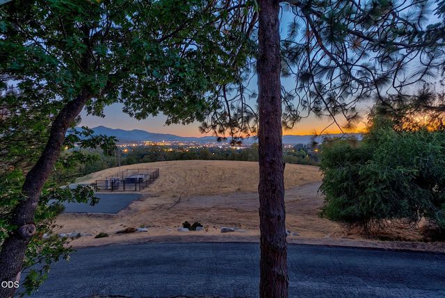 500 NW Woodson Drive, Grants Pass, OR 97526