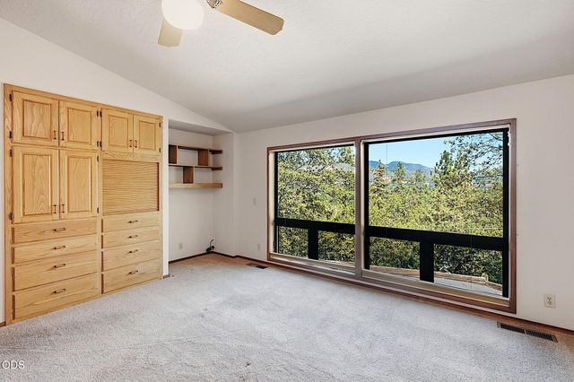 500 NW Woodson Drive, Grants Pass, OR 97526