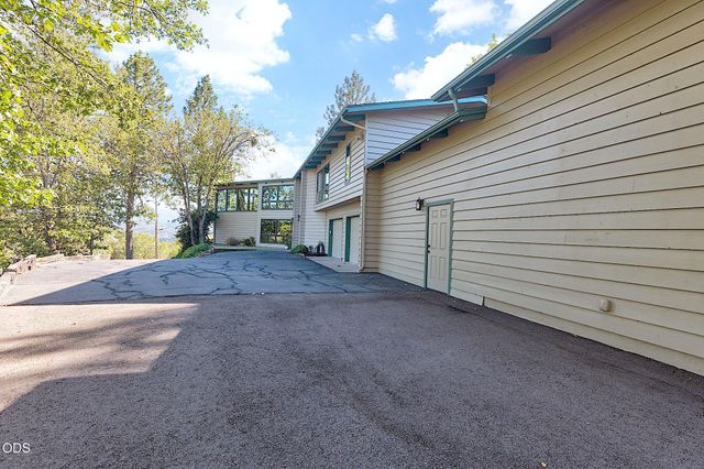 500 NW Woodson Drive, Grants Pass, OR 97526