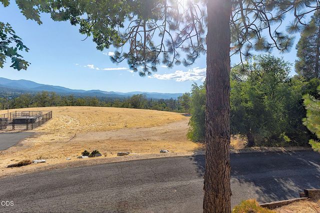 500 NW Woodson Drive, Grants Pass, OR 97526