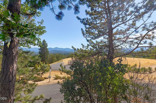 500 NW Woodson Drive, Grants Pass, OR 97526
