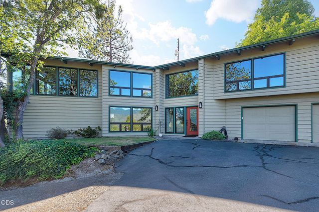 500 NW Woodson Drive, Grants Pass, OR 97526