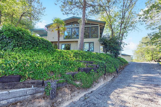 500 NW Woodson Drive, Grants Pass, OR 97526