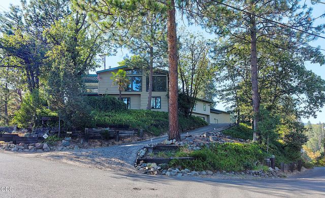 500 NW Woodson Drive, Grants Pass, OR 97526