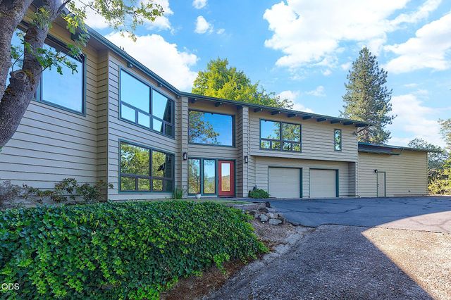 500 NW Woodson Drive, Grants Pass, OR 97526