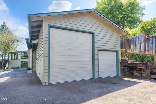 500 NW Woodson Drive, Grants Pass, OR 97526
