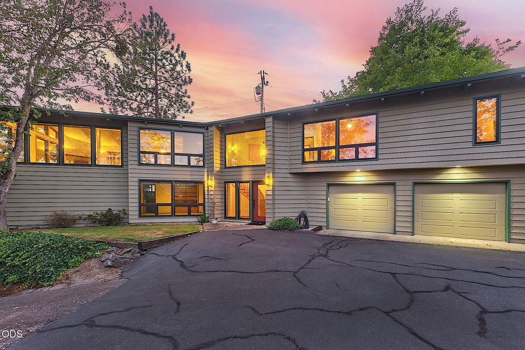 500 NW Woodson Drive, Grants Pass, OR 97526