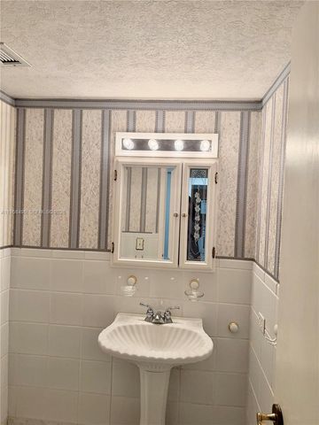 1830 Dixieanna St 404, Hollywood, FL 33020