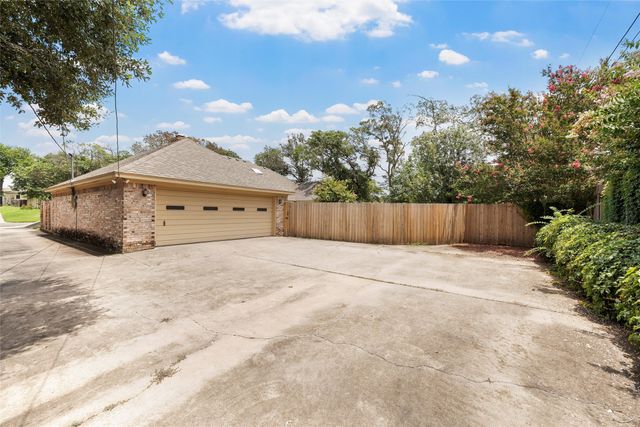 800 Wooded Crest Drive, Woodway, TX 76712