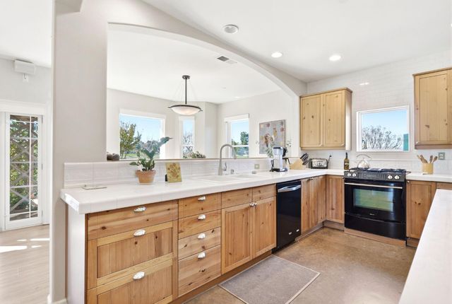 35700 Lasiandra Ln, Davis, CA 95616