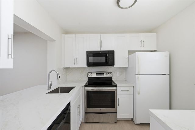 9430 Poinciana Place 409, Davie, FL 33324