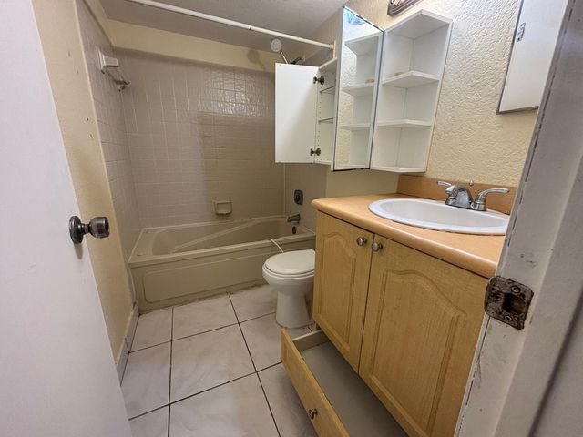 11201 SW 13th Street, Pembroke Pines, FL 33025