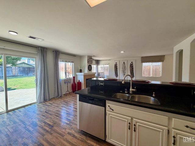 9804 Battersea Park Drive, Bakersfield, CA 93312
