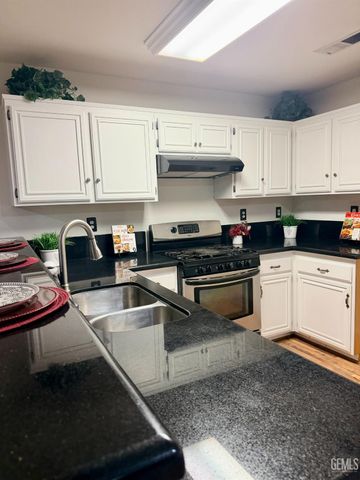 9804 Battersea Park Drive, Bakersfield, CA 93312