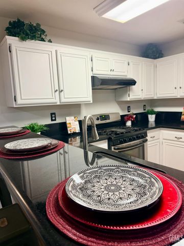 9804 Battersea Park Drive, Bakersfield, CA 93312