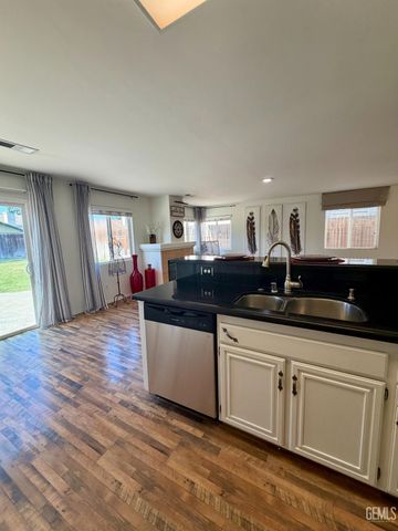 9804 Battersea Park Drive, Bakersfield, CA 93312