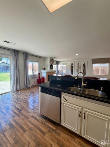 9804 Battersea Park Drive, Bakersfield, CA 93312
