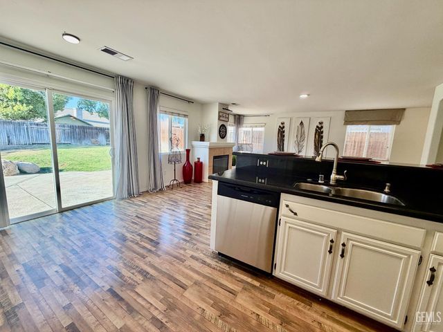 9804 Battersea Park Drive, Bakersfield, CA 93312