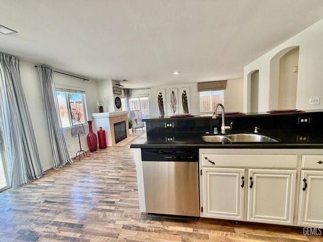 9804 Battersea Park Drive, Bakersfield, CA 93312