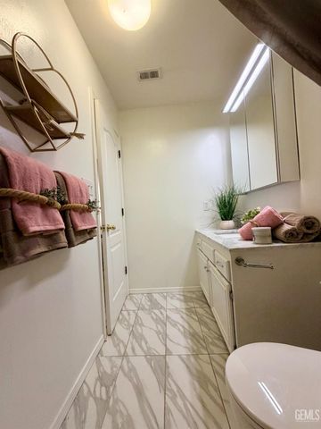 9804 Battersea Park Drive, Bakersfield, CA 93312